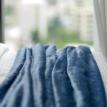 Cobijas hoteleras de alta durabilidad para hoteles y alojamientos, fabricadas para uso profesional por Industrias Genio SAS